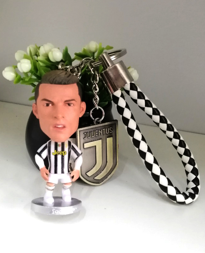 Móc khóa tượng cầu thủ Ronaldo kèm móc khóa Juventus
